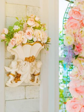 Birçok yapay pembe ve beyaz gül düğün gününde arka fona kadar duvara süslenir. Güzel çiçek arkaplanı, seçici odak.