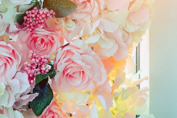 Many artificial pink and white roses are decorated on the glass door to the backdrop in the afternoon. Beautiful flowers background, Selective focus. — Stock Photo, Image