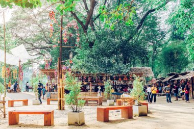 RATCHABURI THAILAND-JANUARY 19,2020: El sanatları, ev yapımı yiyecekler, pamuk giysiler ve yerel Karen köylülerinden gelen ve Ratchaburi Tayland 'daki Ohpoi Pazarı adlı yerel pazarı kuran.