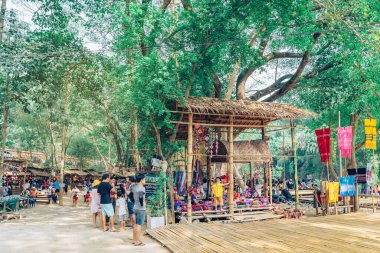 RATCHABURI THAILAND-JANUARY 19,2020: El sanatları, ev yapımı yiyecekler, pamuk giysiler ve yerel Karen köylülerinden gelen ve Ratchaburi Tayland 'daki Ohpoi Pazarı adlı yerel pazarı kuran.