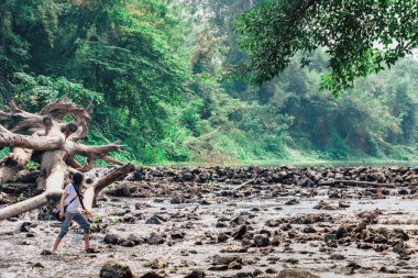 RATCHABURI THAILAND-JANUARY 19. 2020: Ratchaburi Tayland 'da 19 Ocak 2020' de Ohpoi Market 'te kimliği belirsiz insanlar ziyarete, dinlenmeye ve yüzmeye geliyor.