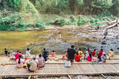 RATCHABURI THAILAND-JANUARY 19. 2020: Ratchaburi Tayland 'da 19 Ocak 2020' de Ohpoi Market 'te kimliği belirsiz insanlar ziyarete, dinlenmeye ve yüzmeye geliyor.