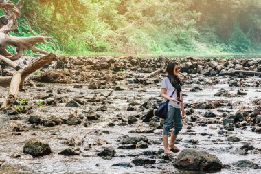 RATCHABURI THAILAND-JANUARY 19. 2020: Ratchaburi Tayland 'da 19 Ocak 2020' de Ohpoi Market 'te kimliği belirsiz insanlar ziyarete, dinlenmeye ve yüzmeye geliyor.