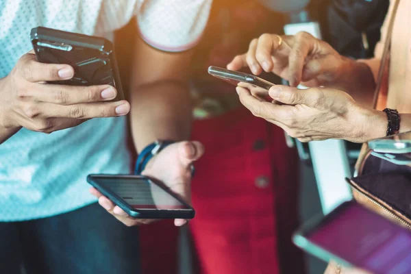 Las mujeres mayores aprenden a usar aplicaciones relacionadas con la traducción de idiomas de hombres jóvenes. Mientras viaja al extranjero en el aeropuerto. — Foto de Stock