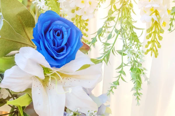 Konstgjorda blå och vita blommor dekorera bågen som bakgrund i bröllopsceremonin. Blommor bakgrund. Selektiv inriktning. — Stockfoto