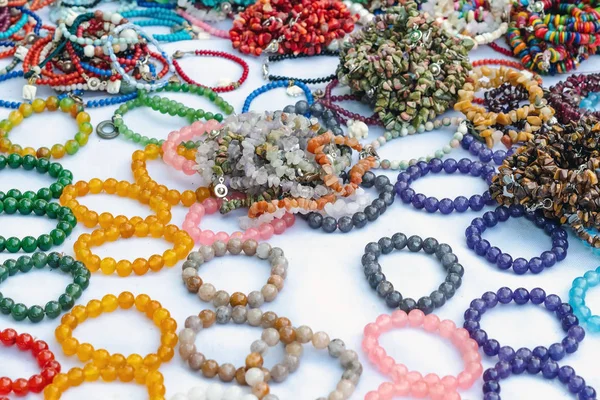 La pierre colorée est utilisée pour fabriquer de beaux bracelets. Est une croyance religieuse du peuple thaïlandais qui aura de la chance à vendre sur le marché local à Kanchanaburi, Thaïlande. Concentration sélective . — Photo