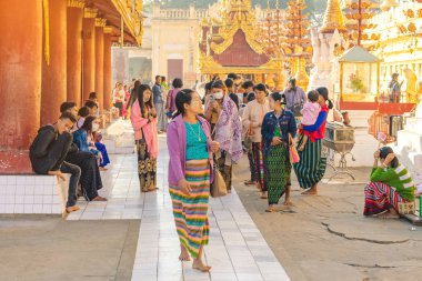 BAGAN-Myanmar, 21 Ocak 2019: Tanımlanamayan turistler Shwezigon Pagoda 'da 21 Ocak 2019, Bagan, Myanmar.