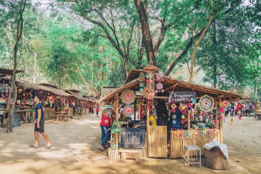 RATCHABURI THAILAND-JANUARY 19,2020: El sanatları, ev yapımı yiyecekler, pamuk giysiler ve yerel Karen köylülerinden gelen ve Ratchaburi Tayland 'daki Ohpoi Pazarı adlı yerel pazarı kuran.