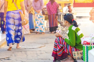BAGAN-Myanmar, 21 Ocak 2019: Tanımlanamayan turistler Shwezigon Pagoda 'da 21 Ocak 2019, Bagan, Myanmar.