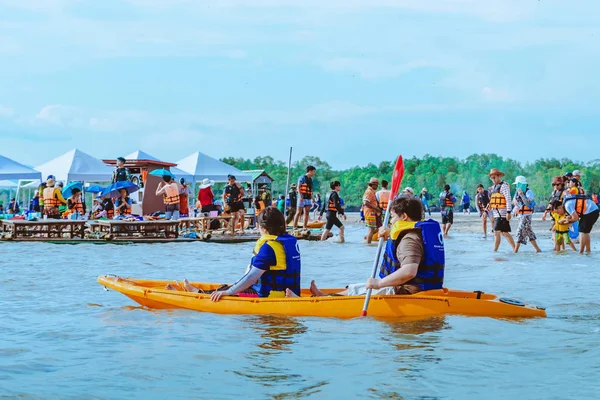 CHANTHABURI, THAILAND: 15. 4. 2019 Neidentifikovaní turisté cestují vlečnými čluny, aby si odpočinuli a na kajaku 15. dubna 2019 v Bang Chan (The No-Land Village), Chanthaburi, Thajsko — Stock fotografie