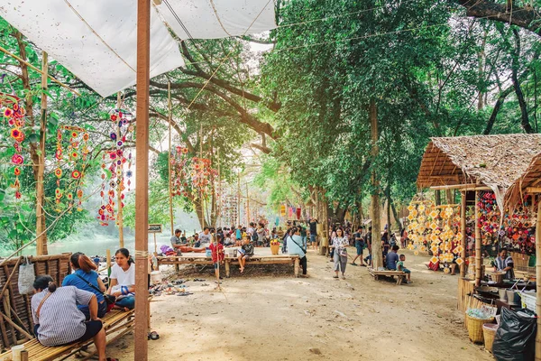 RATCHABURI Tajlandia-STYCZEŃ 19,2020: Rzemiosło, domowe jedzenie, bawełniane ubrania i więcej od miejscowych mieszkańców Karen wieśniaków przyjść do tworzenia społeczności i ustalania lokalnego rynku o nazwie Ohpoi Market w Ratchaburi Tajlandii. — Zdjęcie stockowe