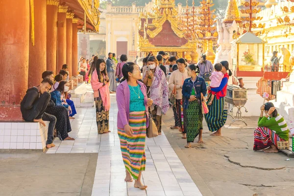 BAGAN-Myanmar, 21. ledna 2019: Neidentifikovaní turisté dělají zásluhy a fotografují v Shwezigon Pagoda 21. ledna 2019 v Baganu v Myanmaru. — Stock fotografie