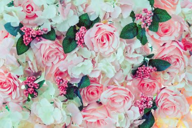 Birçok yapay pembe ve beyaz güller öğleden sonra arka fonun cam kapısında süslenir. Güzel çiçek arkaplanı, seçici odak.