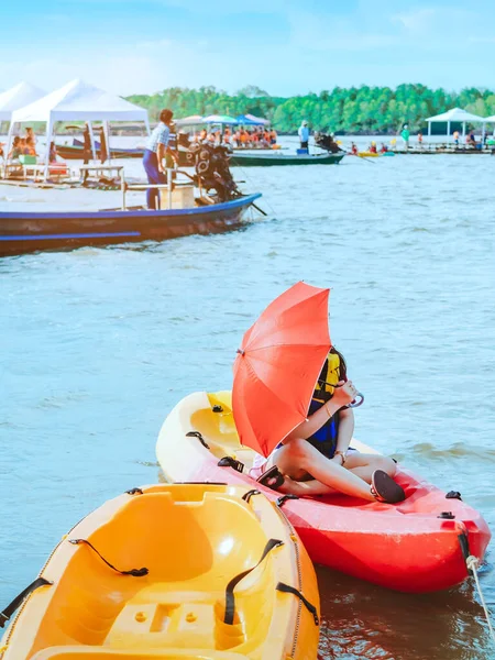 Touristinnen fahren mit Floßbooten zum Entspannen und Kajaks, um die Rotfalken und Mangrovenwälder im Meer bei Bang Chan (No-Land Village), Chanthaburi, Thailand, zu beobachten. — Stockfoto