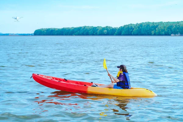 Voyage touristique en radeau bateaux pour se détendre et faire du kayak pour observer les faucons rouges et la forêt de mangroves dans la mer à Bang Chan (The No-Land Village), Chanthaburi, Thaïlande — Photo