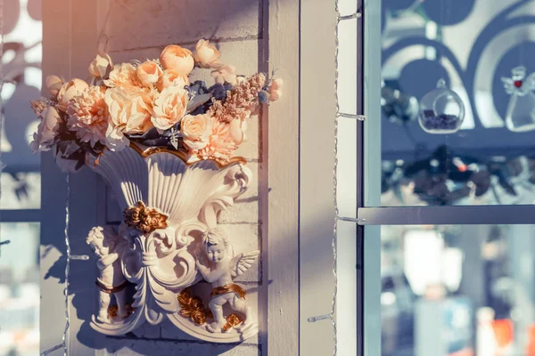 Veel kunstmatige roze en witte rozen zijn versierd op de muur op de achtergrond in de trouwdag. Mooie bloemen achtergrond, Selectieve focus. — Stockfoto