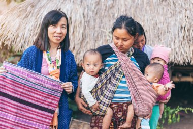 Lamphun Tayland - 8 Aralık: Tanımlanamayan kadın turist