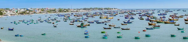 MUI NE, VIETNAM - 25 DE ABRIL DE 2019: Vista panorámica del pueblo pesquero y el barco pesquero tradicional con cientos de barcos fondeados el 25 de abril de 2019 en Mui Ne, Vietnam. — Foto de Stock