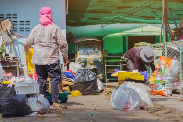 KANCHANABURI, TAILANDIA - 13 DE FEBRERO DE 2018: Los compradores de chatarra no identificados están clasificando los residuos que no se utilizan para el reciclaje adecuado en la escuela el 13 de febrero de 2018 en Kanchanaburi, Tailandia — Foto de Stock