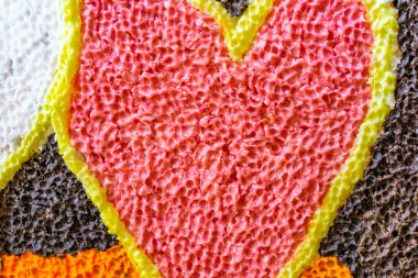 Aşkın sembolünü temsil eden ve partideki mutluluğu kutlayan kalp şeklinde yapay bir mum. Sevgililer Günü geçmişi.