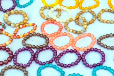 Renkli taş güzel bilezikler yapmak için kullanılır. Tayland halkının, Kanchanaburi, Tayland 'daki yerel pazarda satışta şansı olacağına dair dini bir inanıştır. Seçici odak.