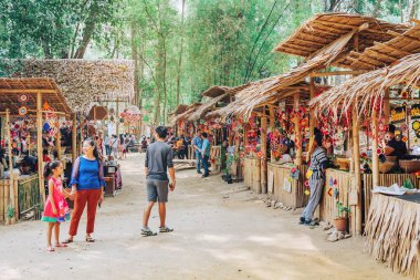 RATCHABURI THAILAND-JANUARY 19,2020: El sanatları, ev yapımı yiyecekler, pamuk giysiler ve yerel Karen köylülerinden gelen ve Ratchaburi Tayland 'daki Ohpoi Pazarı adlı yerel pazarı kuran.