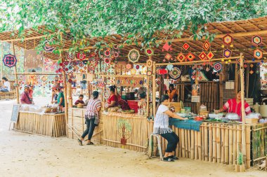 RATCHABURI THAILAND-JANUARY 19,2020: El sanatları, ev yapımı yiyecekler, pamuk giysiler ve yerel Karen köylülerinden gelen ve Ratchaburi Tayland 'daki Ohpoi Pazarı adlı yerel pazarı kuran.