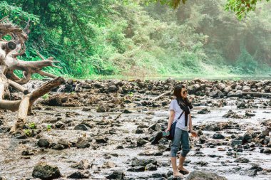 RATCHABURI THAILAND-JANUARY 19. 2020: Ratchaburi Tayland 'da 19 Ocak 2020' de Ohpoi Market 'te kimliği belirsiz insanlar ziyarete, dinlenmeye ve yüzmeye geliyor.