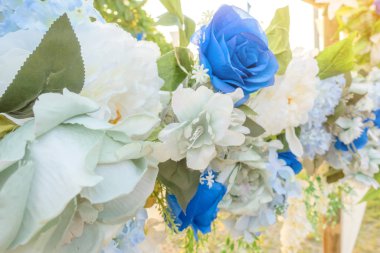 Yapay mavi ve beyaz çiçekler kemeri düğün arkaplanı olarak süsler. Çiçek arka planı. Seçici odak.