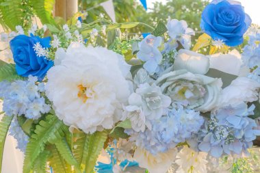 Yapay mavi ve beyaz çiçekler kemeri düğün arkaplanı olarak süsler. Çiçek arka planı. Seçici odak.