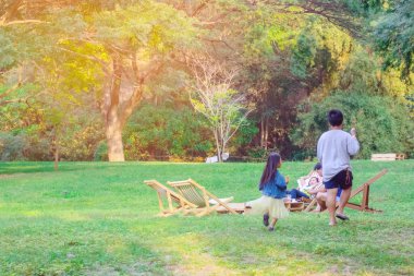 KANCHANABURI THAILAND - 11 Ocak: Kimliği belirlenemeyen insanlar 11 Ocak 2020 'de Kanchanaburi, Tayland' daki Mulberry Mellow 'da fotoğraf çekmek ve rahatlamak için geliyorlar.