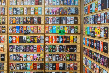 Nahkon Pathom Tayland - 16 Kasım: Plastik paketlerle kaplı çeşitli cep telefonlarının gösterimi. 16 Kasım 2019 'da Nakhon Pathom, Tayland' da yerel pazarda..