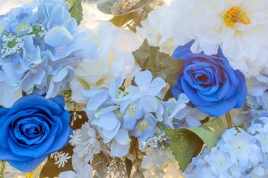 Yapay mavi ve beyaz çiçekler kemeri düğün arkaplanı olarak süsler. Çiçek arka planı. Seçici odak.