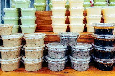 Tayland 'daki yerel pazarda satılık plastik bardaklarda farklı salata sosları..