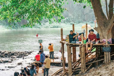 RATCHABURI THAILAND-JANUARY 19. 2020: Ratchaburi Tayland 'da 19 Ocak 2020' de Ohpoi Market 'te kimliği belirsiz insanlar ziyarete, dinlenmeye ve yüzmeye geliyor.