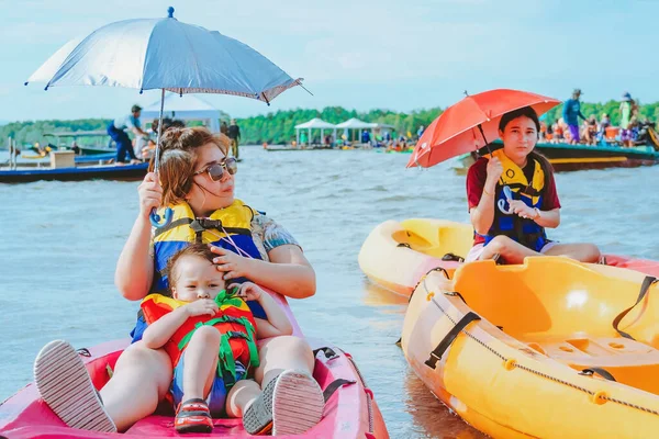 Chanthaburi Thailand Abril 2019 Turistas Não Identificados Viajam Barco Balsa — Fotografia de Stock