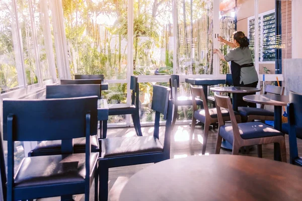 Rückansicht Des Dienstmädchens Schließt Das Glasfenster Die Klimaanlage Café Einzuschalten — Stockfoto