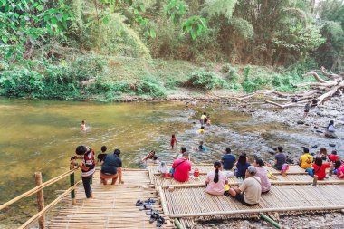 RATCHABURI THAILAND-JANUARY 19. 2020: Ratchaburi Tayland 'da 19 Ocak 2020' de Ohpoi Market 'te kimliği belirsiz insanlar ziyarete, dinlenmeye ve yüzmeye geliyor.