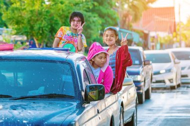 KANCHANABURI, THAILAND - 17 Nisan 2019: Songkran 'ı 17 Nisan 2019 tarihinde Kanchanaburi, Tayland' da birbirlerine su atarak kutlayan tanımlanamayan insanlar.