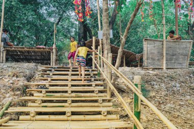 RATCHABURI THAILAND-JANUARY 19. 2020: Ratchaburi Tayland 'da 19 Ocak 2020' de Ohpoi Market 'te kimliği belirsiz insanlar ziyarete, dinlenmeye ve yüzmeye geliyor.