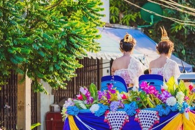Geleneksel giyinmiş güzel bir kadın 