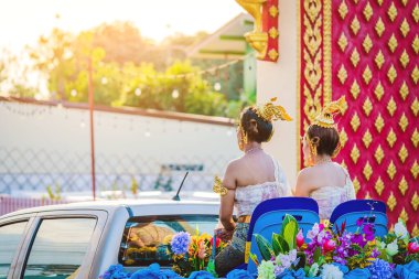 Geleneksel giyinmiş güzel bir kadın 