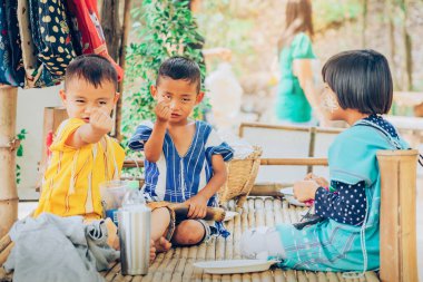 RATCHABURI THAILAND-JANUARY 19,2020: El sanatları, ev yapımı yiyecekler, pamuk giysiler ve yerel Karen köylülerinden gelen ve Ratchaburi Tayland 'daki Ohpoi Pazarı adlı yerel pazarı kuran.