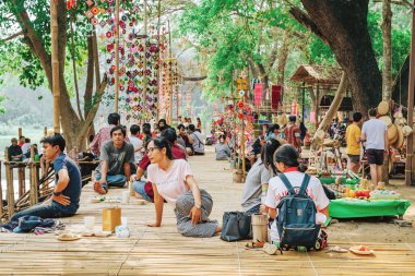 RATCHABURI THAILAND-JANUARY 19,2020: El sanatları, ev yapımı yiyecekler, pamuk giysiler ve yerel Karen köylülerinden gelen ve Ratchaburi Tayland 'daki Ohpoi Pazarı adlı yerel pazarı kuran.