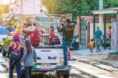 KANCHANABURI, THAILAND - 17 Nisan 2019: Songkran 'ı 17 Nisan 2019 tarihinde Kanchanaburi, Tayland' da birbirlerine su atarak kutlayan tanımlanamayan insanlar.