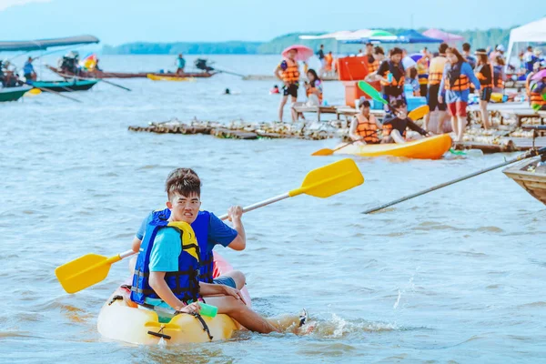 Chanthaburi Thailand April 2019 Unbekannte Touristen Reisen Mit Floßbooten Zum — Stockfoto