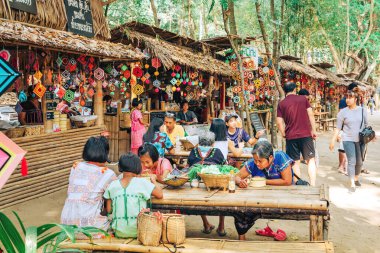 RATCHABURI THAILAND-JANUARY 19,2020: El sanatları, ev yapımı yiyecekler, pamuk giysiler ve yerel Karen köylülerinden gelen ve Ratchaburi Tayland 'daki Ohpoi Pazarı adlı yerel pazarı kuran.