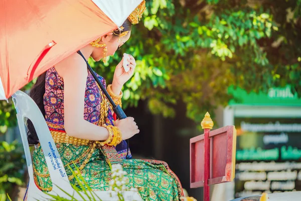 Kanchanaburi Thailand Abril Bonita Não Identificada Com Mulher Tradicionalmente Vestida — Fotografia de Stock