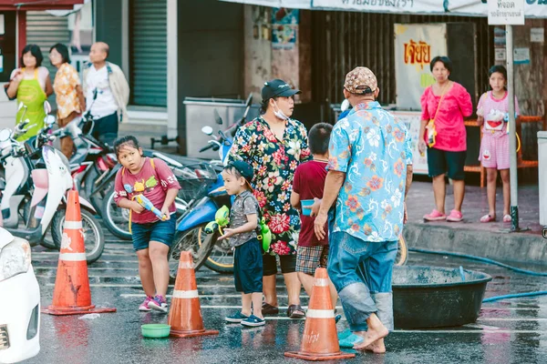 Kanchanaburi Tajlandia Kwiecień 2019 Niezidentyfikowani Ludzie Świętują Songkran Rzucając Sobie — Zdjęcie stockowe