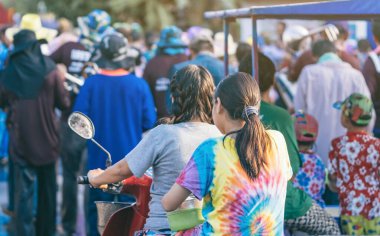 Taylandlılar Kanchanaburi, Tayland 'da birbirlerine su atarak Songkran' ı kutluyorlar..